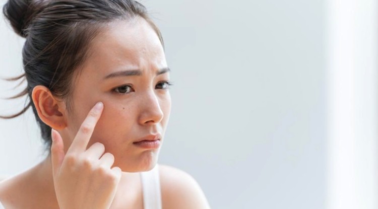 10 Bahan Skincare yang Membahayakan Janin, Ada Retinol hingga BHA Tidak hanya makanan tapi skincare perlu diperhatikan ibu hamil. Pakai skincare dengan kandungan retinol, AHA, dan BHA saat hamil, apakah berbahaya? Simak yuk.
