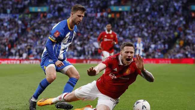 Pemain Manchester United, Wout Weghorst melakukan aksi mencium bola yang jadi sumber petaka buat Brighton & Hove Albion pada final Piala FA.