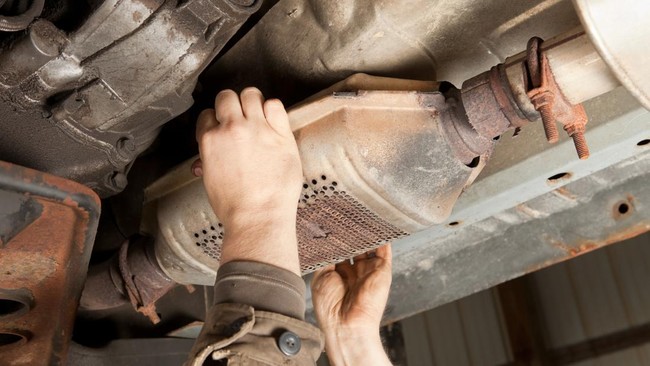 Pencuri knalpot mengincar material rodium, paladium dan platinum yang ada di catalytic converter.