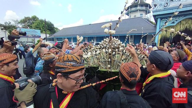 Pengageng Parentah Keraton KGPH Dipokusumo menjelaskan gunungan terbuat dari hasil bumi itu untuk memaknai masa lalu, kini, dan mendatang.
