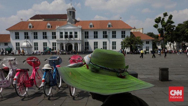 Kawasan wisata Kota Tua, Jakarta Barat diramaikan ribuan wisatawan, Senin (24/4/2023) atau H+2 Lebaran. Berdasarkan pantauan CNN indonesia sekira pukul 12.00 WIB, banyak wisatawan dari berbagai daerah. CNN Indonesia/Safir Makki