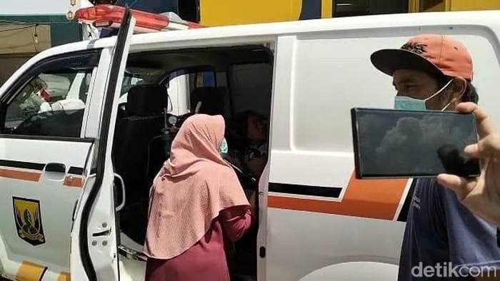 Ibu asal Sukabumi terpaksa melahirkan di dalam ambulans karena terjebak macet di Sukabumi, Senin (24/4/2023).