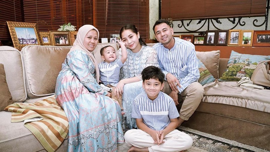 Keluarga Raffi Ahmad bersama Sus Rini.