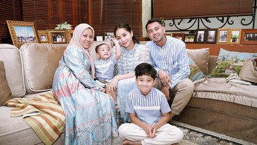 img-title Viral Momen Raffi Ahmad dan Nagita Slavina Sungkem ke Sus Rini Tuai Pujian