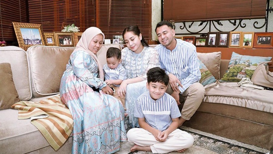 Keluarga Raffi Ahmad bersama Sus Rini Keluarga Raffi Ahmad bersama Sus Rini.