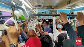 KRL Commuterline Bogor Arah Jakarta Penuh Sesak di H+2 Lebaran