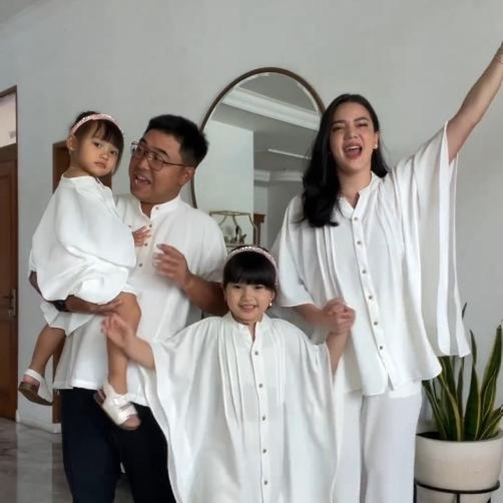 <p>Alice Norin sudah menjadi mualaf sejak tahun 2007. Di setiap perayaan Lebaran, Alice selalu berkumpul bersama keluarganya. Tahun ini, Alice membagikan potret Lebaran bersama suami dan kedua anaknya yang kompak mengenakan pakaian serba putih. (Foto: Instagram @alicenorin)</p>