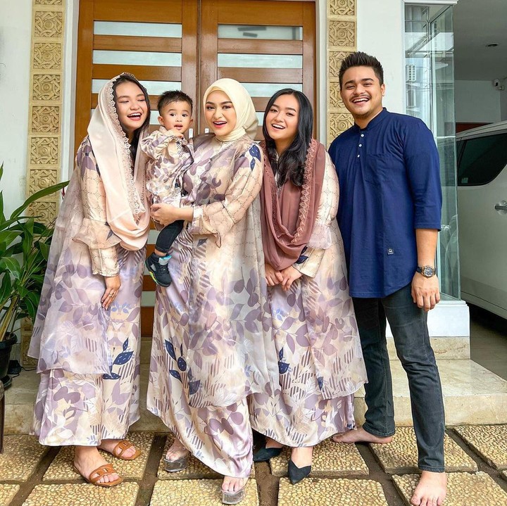 <p>Nathalie Holscher merayakan Lebaran ketiganya setelah menjadi mualaf di tahun 2020. Lebaran kali ini terasa berbeda karena Nathalie merayakan Lebaran bersama saudara dan anak semata wayangnya, Adzam. Adik Nathalie, Tasya, juga baru saja menjadi seorang mualaf, Bunda. (Foto: Instagram @nathalieholscher)</p>
