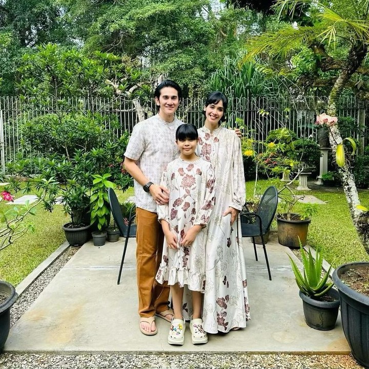 <p>Pasangan artis Marsha Timothy dan Vino G Bastian merayakan Lebaran bersama putri semata wayang mereka, Jizzy. Marsha diketahui menjadi mualaf sebelum resmi menikah dengan Vino. (Foto: Instagram @marshatimothy)</p>
