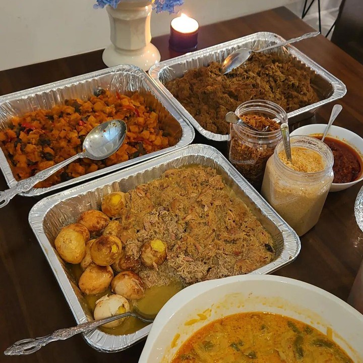 <p>Mikha juga membagikan sajian khas Lebaran yang disantapnya di momen spesial ini, Bunda. Menu yang disajikan cukup lengkap, mulai dari sayur ketupat hingga rendang. (Foto: Instagram @miktambayong)</p>