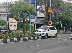 Picanto Tabrak Beton Pemisah hingga Nyangkut di Median Jalan