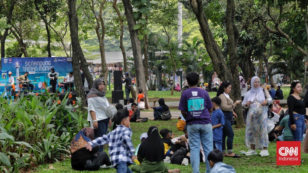 FOTO: Monas Ramai Dikunjungi Wisatawan Saat Libur Lebaran