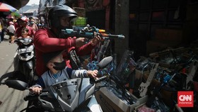 FOTO: Pasar Asemka Tempat Anak-anak Habiskan 'Angpao' Lebaran
