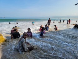 Libur Lebaran, Pengunjung Pantai Sayang Heulang Garut Naik 20%