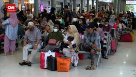 VIDEO: Stasiun Pasar Senen Dipadati Pemudik, Arus Balik Mulai 24 April