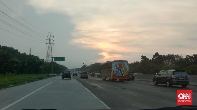 Polisi masih menerapkan contraflow di Tol Cikampek arah Jakarta untuk mengantisipasi kepadatan akibat arus balik lebaran 2023.