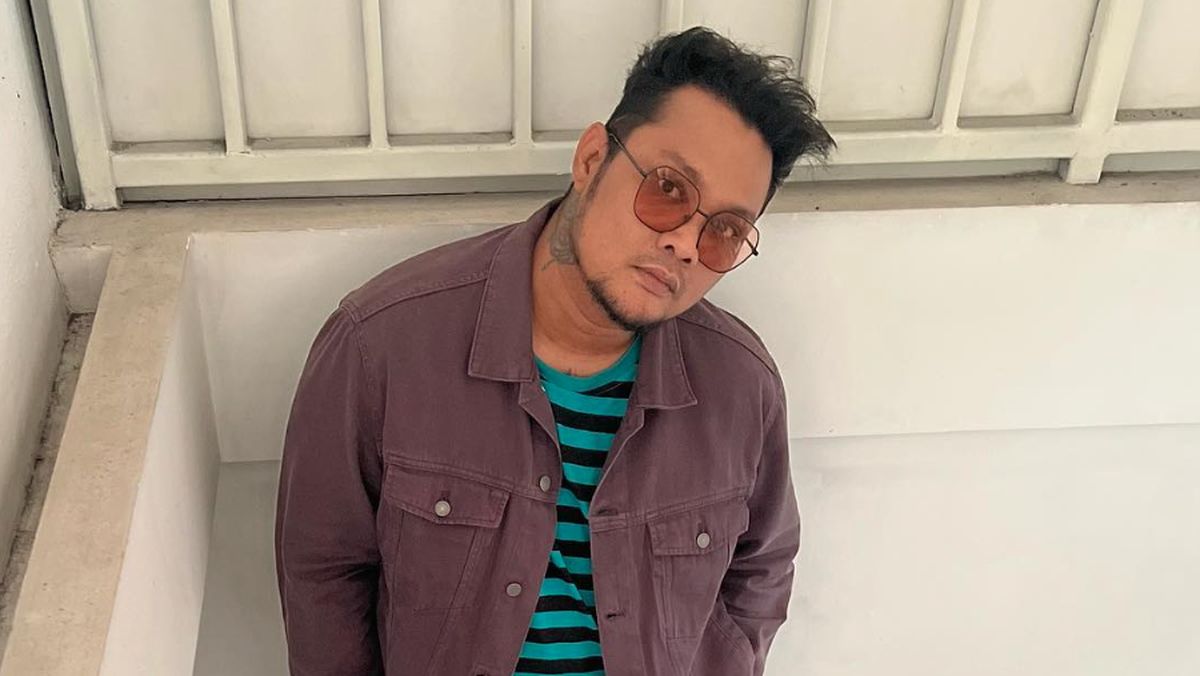 Yalangoch qiz uyni tozalaydi