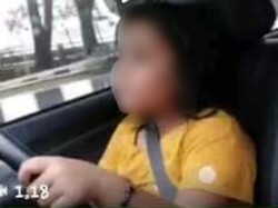 Viral Bocah Belajar Nyetir Mobil di Jalan Raya