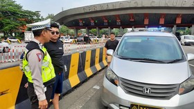 Terciduk di Tol Cikupa, Pemudik Nekat Pakai Rotator dan Pelat Polisi