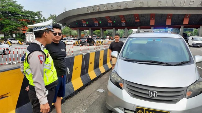 Seorang pemudik sempat kejar-kejaran dengan polisi di ruas Tol Merak-Jakarta usai ketahuan mengganti pelat nomor kendaraannya dengan pelat dinas polisi.