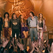 Mengintip Gaya 70-an dari Serial Daisy Jones & The Six, Serba Boho-Chic!