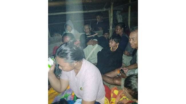 Warga Padang, Sumatera Barat yang sempat mengungsi karena guncangan gempa Mentawai magnitudo 6,9 kembali pulang ke rumah.
