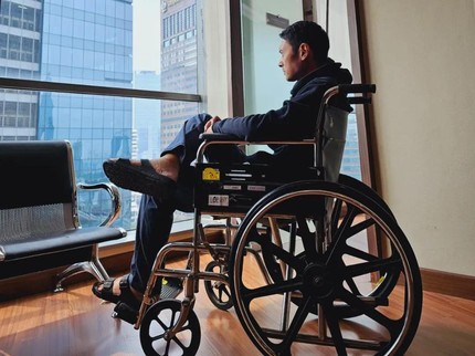 Sebelum Tutup Usia, Iqbal Pakulo Posting Foto Duduk di Kursi Roda Sambil Termenung