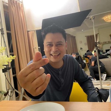 Iqbal Pakula Dimakamkan Hari Ini, Anak Tunggal Beri Ciuman Terakhir