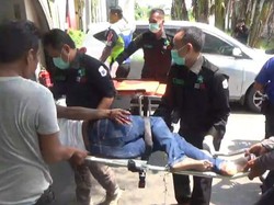 Hindari Penyeberang, Motor Ditumpangi Sekeluarga Tabrak Ayla di Jombang