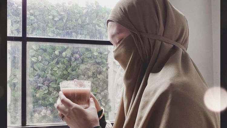 Kulineran Cantik Inara Rusli, Tetap Modis Meski Memakai Cadar Kulineran Cantik Inara Rusli, Tetap Modis Meski Memakai Cadar