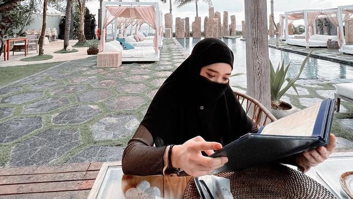 Kulineran Cantik Inara Rusli, Tetap Modis Meski Memakai Cadar