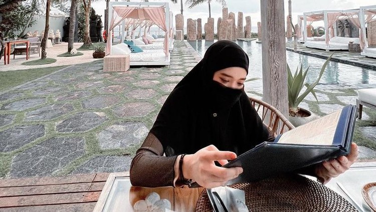 Kulineran Cantik Inara Rusli, Tetap Modis Meski Memakai Cadar