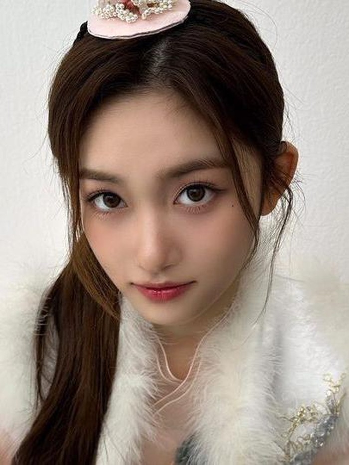 Leeseo menjadi salah satu idol yang mencuri perhatian netizen dengan foto-foto imut dan tingkahnya yang menggemaskan./ foto: twitter.com/ive_twt