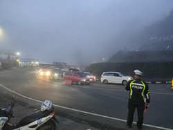 Macet Horor Puncak Diselimuti Kabut Pagi Ini, Pengendara Diminta Waspada