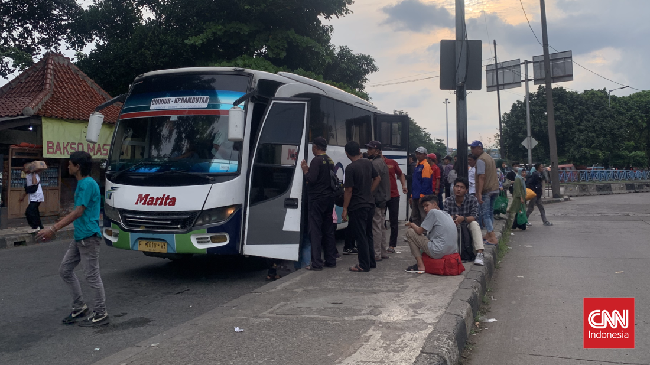 Pemudik mulai berdatangan di Terminal Kampung Rambutan, Jakarta pada Selasa (25/4) sore atau H+3 Lebaran 2023.