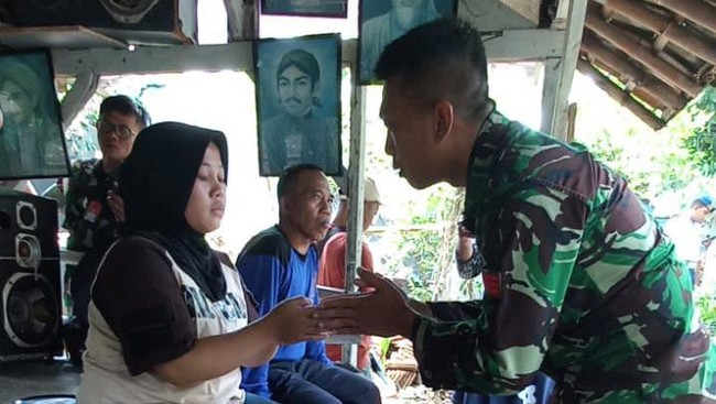 Anggota Denhanud 471 Kopasgat Praka ANG ditangkap usai kedapatan menendang ibu-ibu pemotor yang membonceng anak di Bekasi. Simak kronologinya.