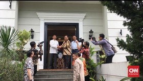 Prabowo Sambangi Rumah Wiranto Sore Ini