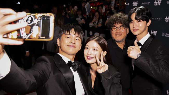 Jung So-min dan Seo In-guk mengaku merasa aneh saat reuni di Project Wolf Hunting usai bintangi The Smile Has Left Your Eyes.