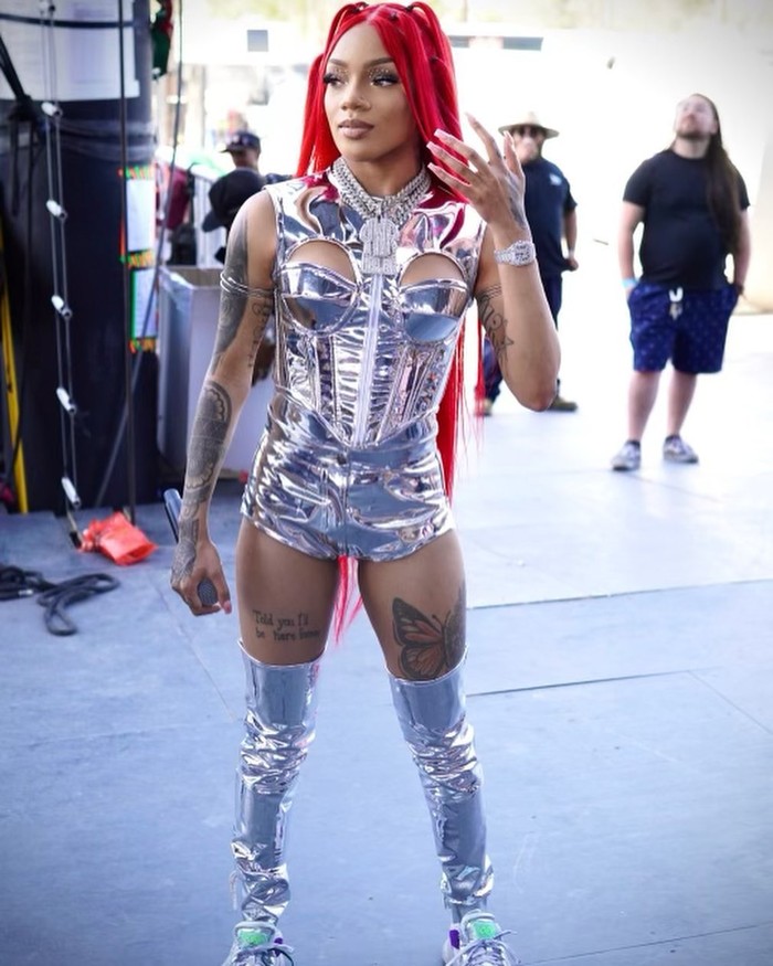 Rapper GloRilla tampil kian atraktif berkat outfit dan gaya rambut eksentrik. Kostum metalik yang dipasangkan dengan thigh-high boots material serupa buat look makin mencolok dengan padanan warna rambut merah. Foto: instagram.com/glorillapimp