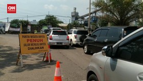 VIDEO: Wisatawan Membludak, Polisi Tutup Akses Ke Pantai Anyer