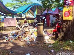Sampah Menggunung Bikin Area Wisata di Sukabumi Tak Sedap Dipandang