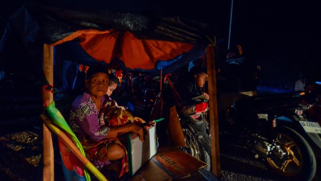 Gempa bumi magnitudo 6,9 berlokasi 177 km barat laut Kepulauan Mentawai dengan kedalaman 84 km. Fenomena geologi ini terjadi pada Selasa (25/4) pukul 03.00 WIB.