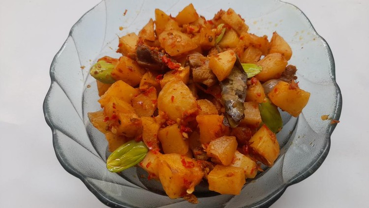 Potato (Solanum tuberosum) fried balado with pete in a bowl on a white background. background concept of homemade food, handmade, food recipes, meal, dish, cook, cooking, cuisine, gourmet,delicious