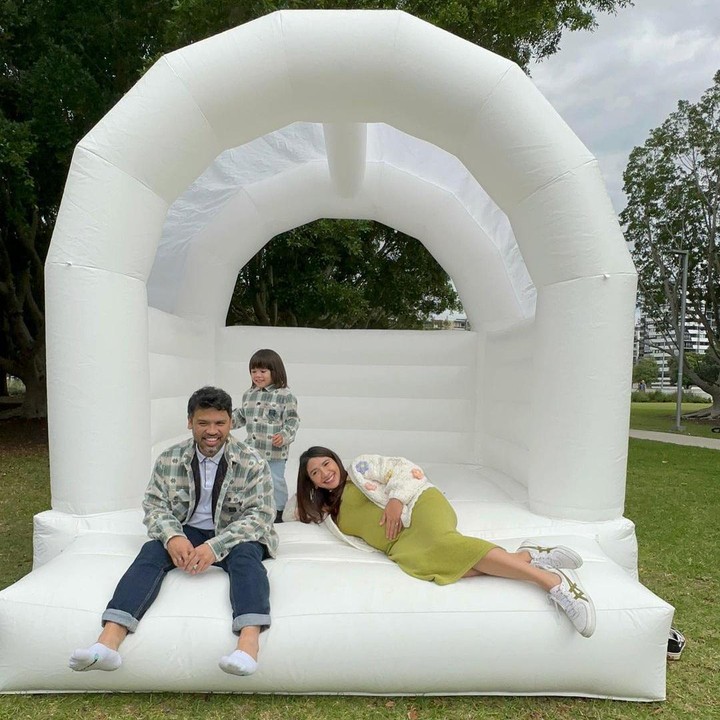 <p>Acha dan suami, Andy Ambarita, tampak mengenakan pakaian casual di acara gender reveal ini. Acha tampil cantik mengenakan pakaian terusan berwarna hijau dengan jaket putih motif bunga. sementara suami dan anak pertamanya memakai kemeja plannel dengan motif serupa. (Foto: Instagram @achasinaga)</p>