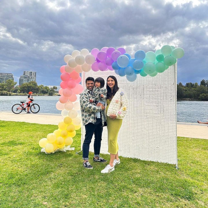 <p>Pesta gender reveal kehamilan kedua Acha ini tampak sederhana. Meski, tidak terlalu banyak hiasan, tapi pesta tetap terlihat meriah. (Foto: Instagram @achasinaga)</p>