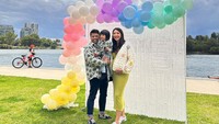 <p>Pesta gender reveal kehamilan kedua Acha ini tampak sederhana. Meski, tidak terlalu banyak hiasan, tapi pesta tetap terlihat meriah. (Foto: Instagram @achasinaga)</p>