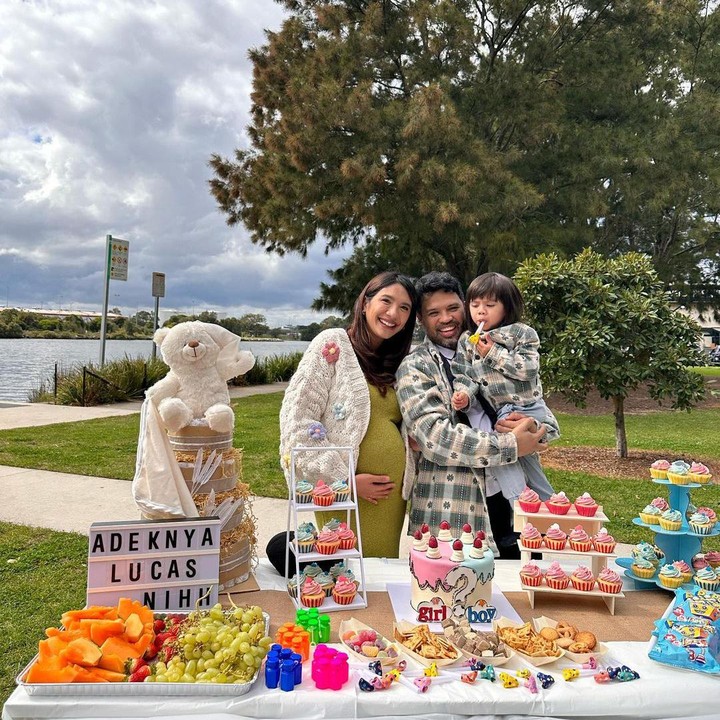 <p>Belum lama ini, Acha mengadakan pesta gender reveal kehamilan keduanya. Pesta ini diadakan outdoor di taman luas di Sydney, Australia. (Foto: Instagram @achasinaga)</p>