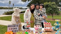 <p>Belum lama ini, Acha mengadakan pesta gender reveal kehamilan keduanya. Pesta ini diadakan outdoor di taman luas di Sydney, Australia. (Foto: Instagram @achasinaga)</p>