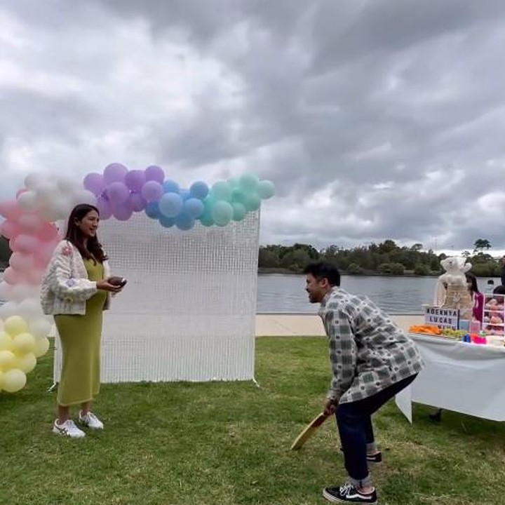 <p>Acara puncak gender reveal terlihat saat Acha melempar bola yang dipukul suaminya. Dalam bola tersebut berisi bubuk warna yang berisi jenis kelamin anak kedua Acha dan Andy, dan... anak kedua pasangan ini berjenis kelamin laki-laki!!! (Foto: Instagram @achasinaga)</p>