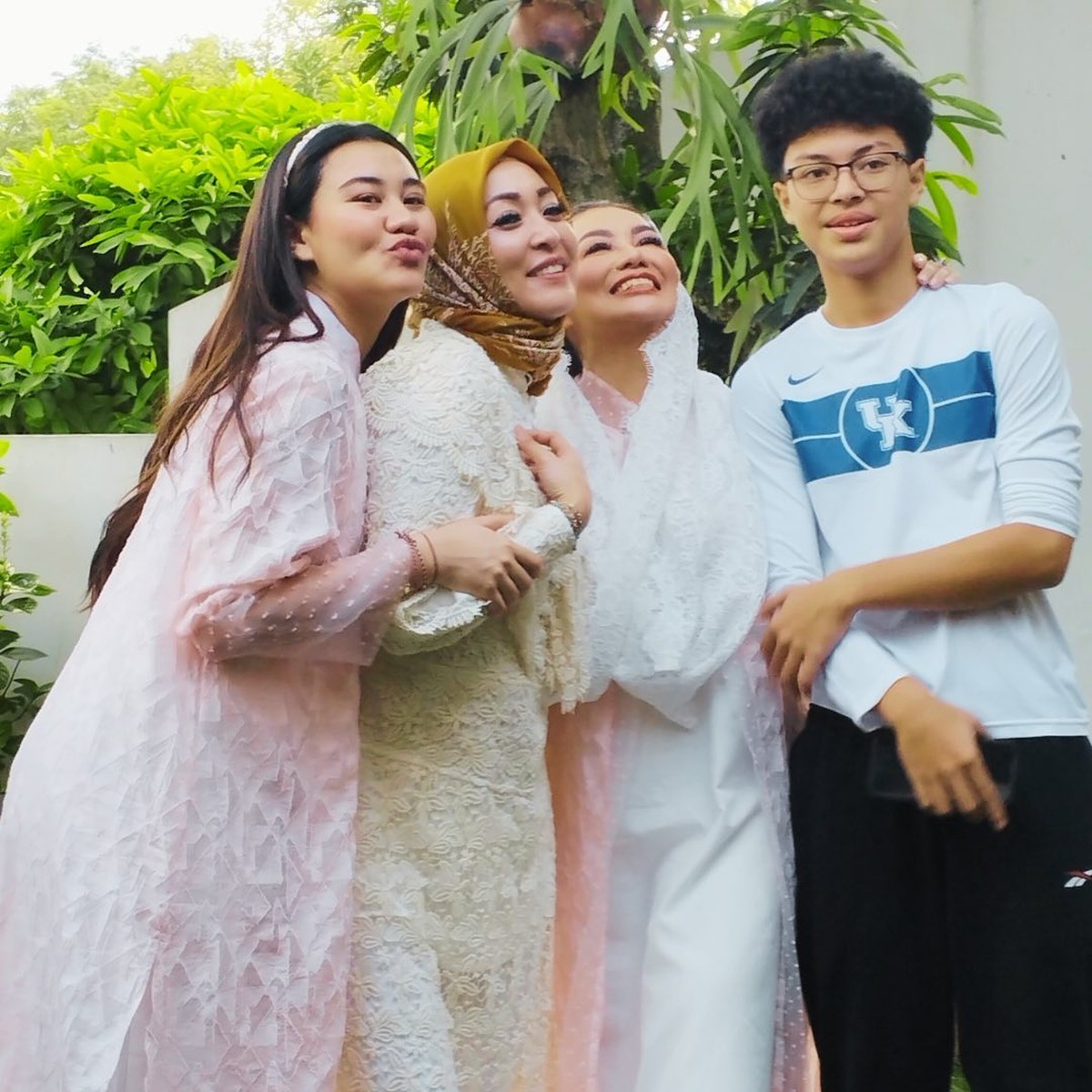 Angelina Sondakh bersama Reza Artamevia&comma; Aaliyah Massaid&comma; dan Keanu Massaid&period;